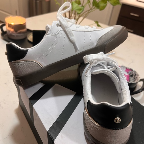 Women’s Guess Gym Shoes, Size 8.5 - Picture 4 of 5